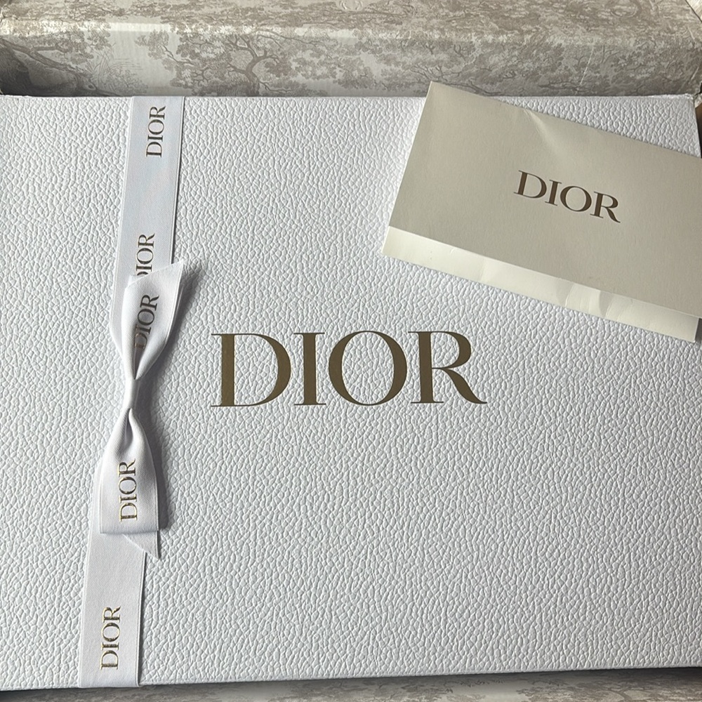 Dior Beauty Platinum gift- train case, head band, hand towel - Picture 13 of 13